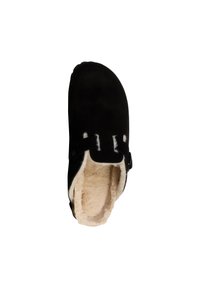 Zapatilla negra con un exterior de ante y forro de piel sintética. Cuenta con una correa y un detalle de botón en el lateral. Diseño de punta redondeada.