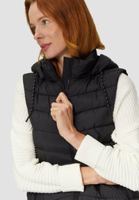 s.Oliver LEICHTE STEPP MIT LOGO-KAPUZE - Weste - schwarz