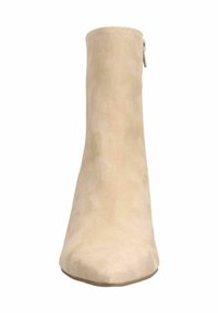 Bottine en daim beige avec un talon pointu et une texture lisse, dotée d'une fermeture éclair sur le côté. Le talon est fin et la silhouette est ajustée.