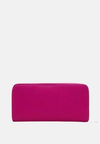 Portafoglio in pelle fucsia con texture liscia, forma rettangolare e dettaglio di cucitura in alto. Nessun logo visibile o accessori in metallo.