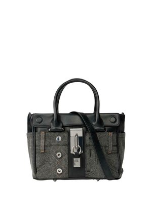 Zwart-grijze handtas met leren handvatten, een voorvak dat lijkt op spijkerbroeken en een zilveren slotdetail aan de voorkant.