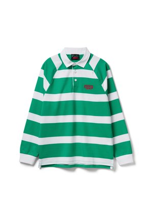 Grün-weiß gestreiftes Rugbyhemd mit langen Ärmeln, weißem Kragen und rotem "Stranger Things"-Logo auf der linken Brustseite.