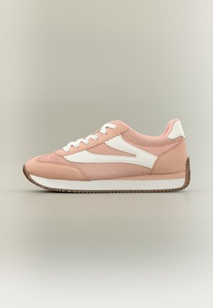 Ροζ και λευκό αθλητικό παπούτσι χαμηλού προφίλ με υφή από δίχτυ και σουέτ, λευκά κορδόνια και καφέ λαστιχένια σόλα σε ουδέτερο φόντο.