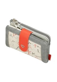 Graue und weiße Geldbörse mit orangefarbener Verschlusslasche, ausgestattet mit einem Reißverschluss, abstrakten handgeschriebenen Mustern in Rot und Schwarz sowie einem silbernen Herzakzent.