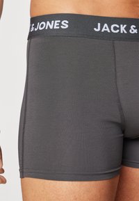 Graue Boxershorts aus dehnbarem Stoff, in einfarbigem Design, mit elastischem Bund und "JACK & JONES"-Logo sowie einer figurbetonten Passform.