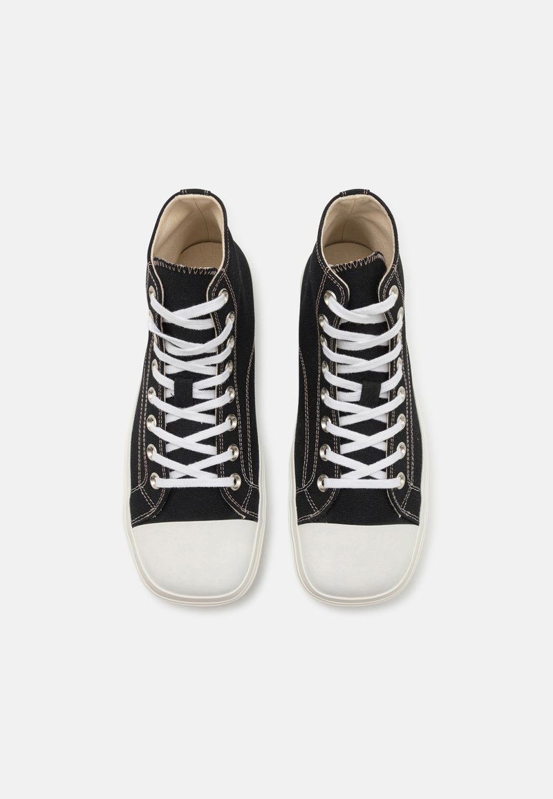 Sorte højtop sneakers med hvide snørebånd, en tekstureret canvas overdel og en gummitåhætte. Har kontraststing og øjer.