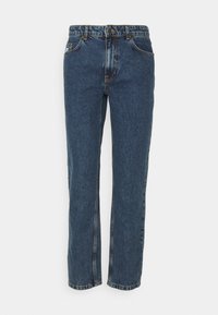 Jeans de mezclilla azul oscuro con corte recto, cinco bolsillos y costuras en contraste. La cinturilla incluye un lazo para el cinturón y un cierre de botón.