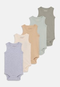 Fem sleeveless baby bodysuits i lys grå, beige, kremfarge, myk grønn og dempet oliven, laget av myk bomull med trykknapper nederst.