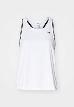 Top deportivo blanco sin mangas con finas correas negras, que presenta un logotipo y un texto impreso, confeccionado en una tela ligera y transpirable; corte holgado.