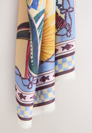 Huivi, jossa värikkäitä meriteemaisia kuvioita, kuten kaloja, köysiä, auringonsäteitä ja sininen ja keltainen ruudullinen reuna, roikkuen vaaleaa taustaa vasten.