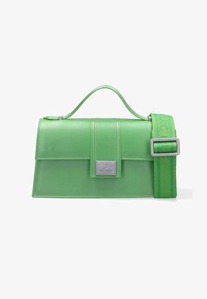 Sac à main rectangulaire vert avec poignée supérieure et large bandoulière réglable, présentant une fermeture rectangulaire argentée à l'avant.