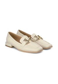 Mocassins en cuir beige avec un petit talon carré, dotés d'un accent décoratif de chaîne en or à l'avant et d'un design à bout carré propre et net.