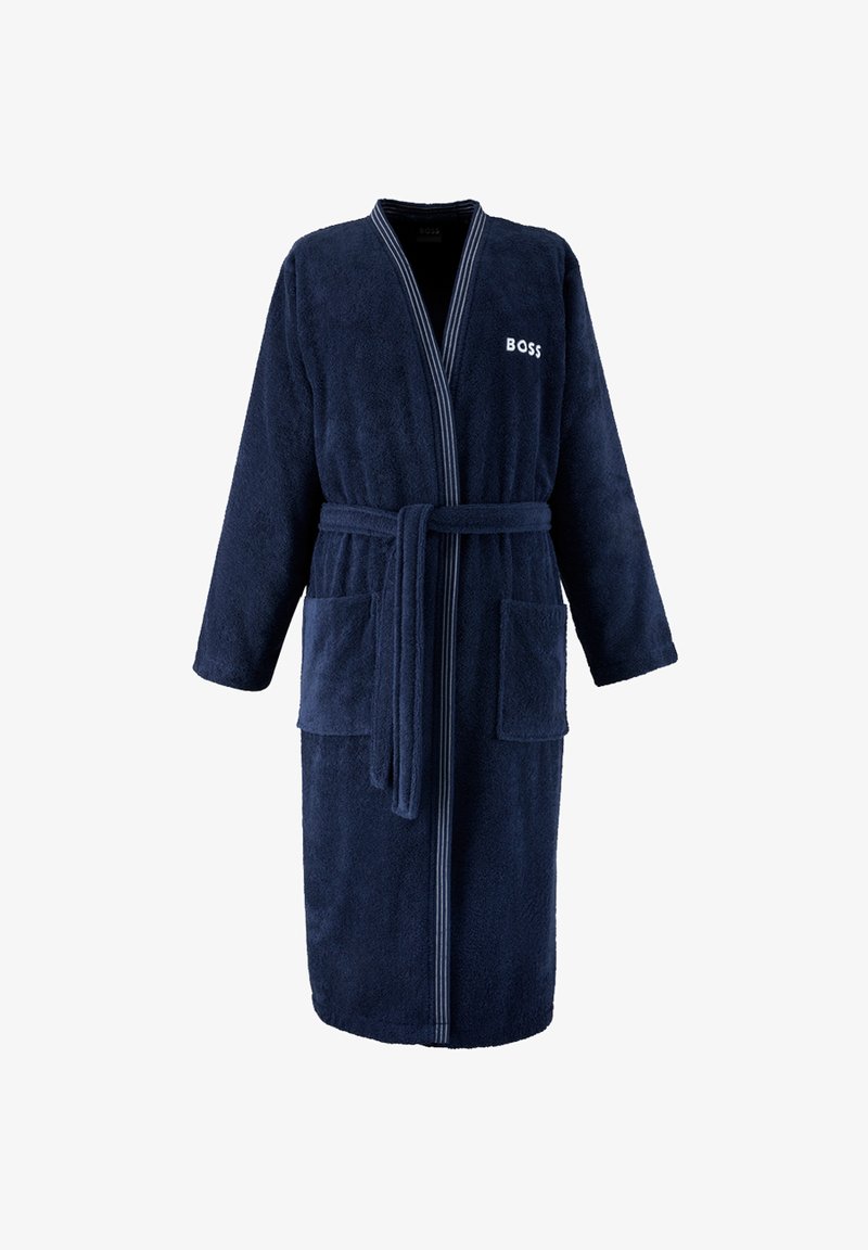 Accappatoio in spugna blu navy con maniche lunghe, tasche frontali, cintura in vita, bordo a righe e logo "BOSS" sul petto sinistro.