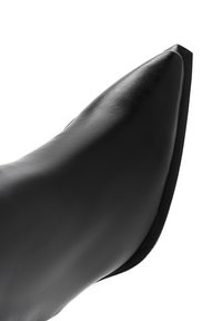 Botín negro de cuero hasta el tobillo con punta afilada y textura lisa. Presenta un perfil elegante y un tacón sutilmente curvado.