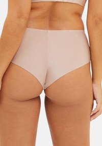 Slip a vita alta color nude con finitura liscia e cuciture minime, realizzato in tessuto morbido e elastico per comfort e vestibilità.