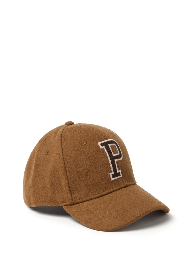 Braune Woll-Baseballmütze mit einem großen, weiß umrandeten Buchstaben "P" auf der Vorderseite, vor einem weißen Hintergrund präsentiert.