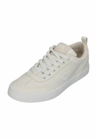 Witte sneaker van canvas met een gladde textuur, voorzien van zes gaatjes voor veters, witte veters en een subtiel logo aan de zijkant en op de tong.
