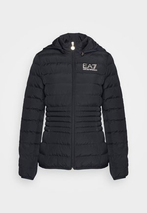 Jachetă puffer neagră cu fermoar frontal, design cu matlasare orizontală, glugă și logo EA7 aurit. Include două buzunare laterale și manșete elastice.