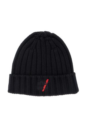 Berretto di lana nera a maglia con coste verticali e risvolto. Presenta un piccolo logo ricamato rosso sul davanti. Texture morbida.
