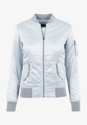 Šviesiai mėlynas bomberio tipo švarkas, pagamintas iš blizgaus audinio, su užtrauktuku priekyje, ribotomis rankovėmis, dviem šoninėmis kišenėmis ir viena užtrauktuku uždaroma kišene ant rankovės.