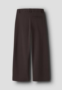 Pantalons larges marron foncé avec passants de ceinture et une poche passepoilée arrière, présentés de dos sur un fond gris clair uni.