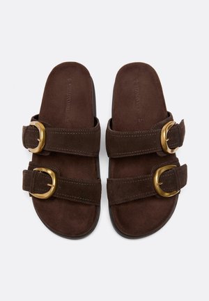 Paire de sandales à enfiler en daim marron avec deux brides réglables et de grandes boucles dorées sur chacune, taille 37.