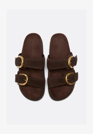 Paire de sandales à enfiler en daim marron avec deux brides réglables et de grandes boucles dorées sur chacune, taille 37.