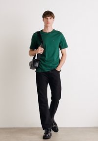 Tommy Hilfiger ESSENTIAL TEE - Základné tričko - ornamental green