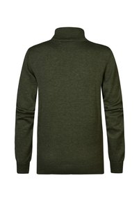 Maglione lavorato a maglia verde scuro con colletto alto e maniche lunghe. Il tessuto ha una trama con una finitura liscia. Nessun motivo o dettaglio aggiuntivo.