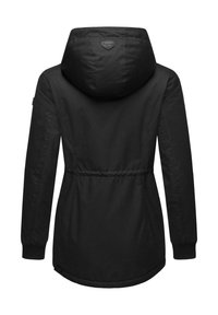 Czarna ocieplana kurtka z kapturem, elastycznym ściągaczem w talii i elastycznymi mankietami, o gładkim, matowym wykończeniu materiału.