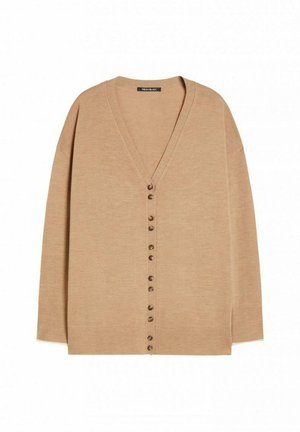 Gilet en tricot beige, décolleté en V, manches longues, avec une fermeture à boutons à l'avant avec des boutons ronds et foncés, et des fentes sur les côtés.