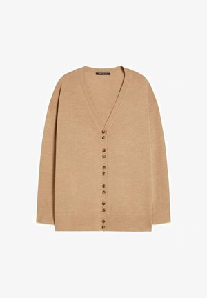 Gilet en tricot beige, décolleté en V, manches longues, avec une fermeture à boutons à l'avant avec des boutons ronds et foncés, et des fentes sur les côtés.