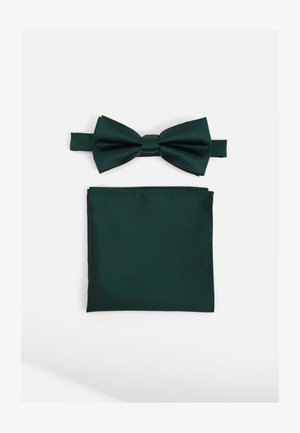 Gravata de laço de seda verde escura com um lenço de bolso combinando. A gravata apresenta um nó central; o lenço de bolso está dobrado com uma borda limpa.