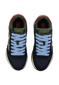 Sneakers mit einem marineblauen Obermaterial, hellblauen Schnürsenkeln, grünen Akzenten und einem roten gemusterten Kragen. Sie verfügen über eine weiße Zwischensohle und ein kontrastierendes Logo.