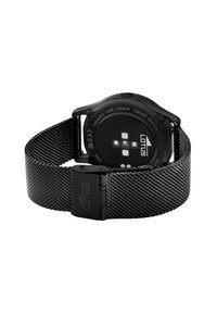 Montre intelligente noire avec un boîtier rond et un bracelet en maille. Présente une surface texturée, des indicateurs de charge et un fermoir avec le logo de la marque.