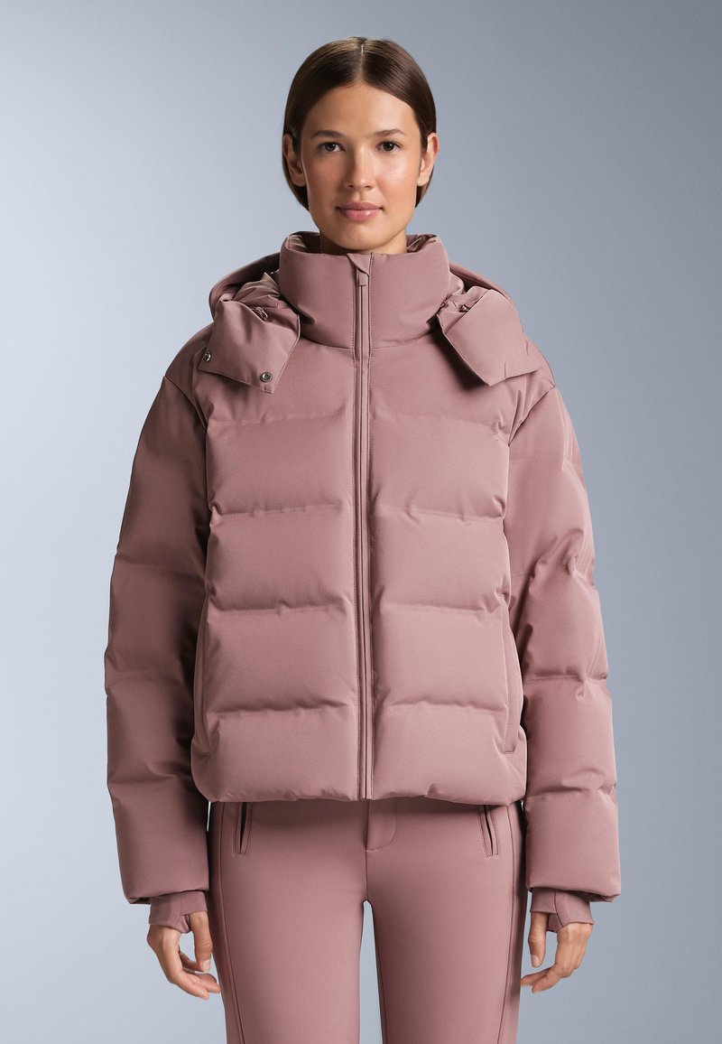 Jakna s podstavom u nježno ružičastoj boji, s visokim ovratnikom, prednjim patentnim zatvaračem i kopčama na kapuljači. Dizajn je skraćeni kroj s teksturiranim panelima.