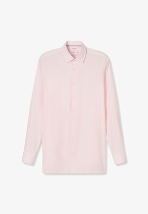 Lichtroze blouse met lange mouwen, knopen, kraag en manchetten, netjes weergegeven tegen een witte achtergrond.