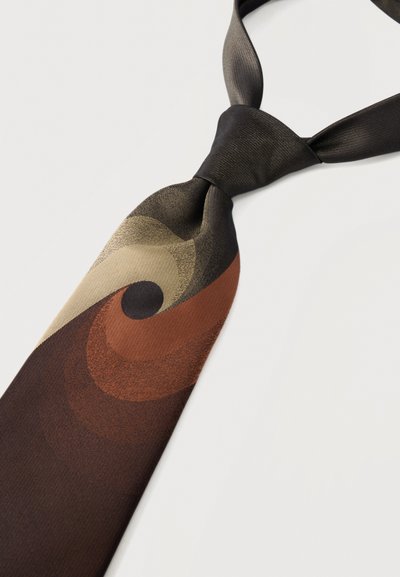 Μεταξωτή γραβάτα με μαύρο κόμπο και στροβιλιστά αφηρημένα σχέδια σε αποχρώσεις του καφέ, μπεζ και σκούρου πορτοκαλί σε ανοιχτό φόντο.