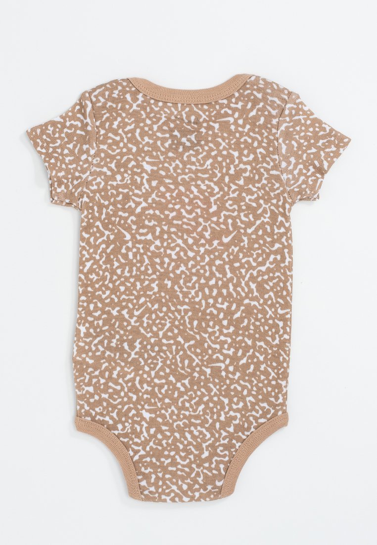 Body pour bébé à manches courtes en marron clair avec un motif abstrait blanc ; tissu doux, encolure ronde et coupe ajustée sur les bords.