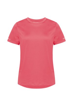 Koraalroze sport-T-shirt met korte mouwen, ronde hals en kleine witte tekstlogo's op beide mouwen tegen een witte achtergrond.