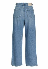 Ljusblå vida denimjeans med två bakfickor och en tan-färgad logotyp på midjebandet, visad från baksidan.