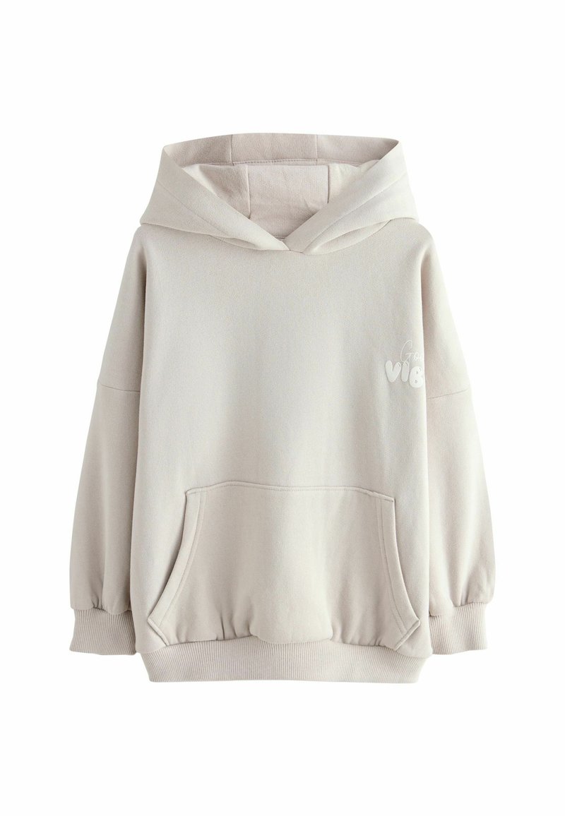 Ljust beige hoodie i mjukt material, med en stor huva, en framficka i kangoorostil och elastiska ärmslut med en liten broderad logga.