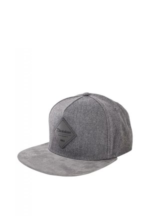 Sivá snapback čiapka s plochým semišovým šiltom a koženou nášivkou v tvare diamantu s nápisom „Blacksiries Premium Eyewear Co. MMIX“.