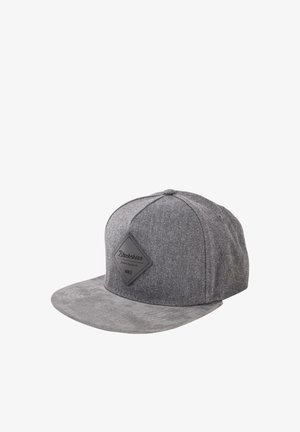 Szürke snapback sapka, lapos velúr karimával és gyémánt alakú bőrfolttal, rajta a "Blacksiries Premium Eyewear Co. MMIX" felirat.