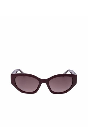 Eleganti occhiali da sole a gatto marrone scuro con lenti sfumate e montature spesse leggermente angolari.