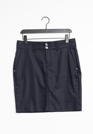 Jupe bleu marine longueur genou avec poches avant, passants de ceinture et deux boutons devant, suspendue sur un cintre en plastique noir sur fond blanc.