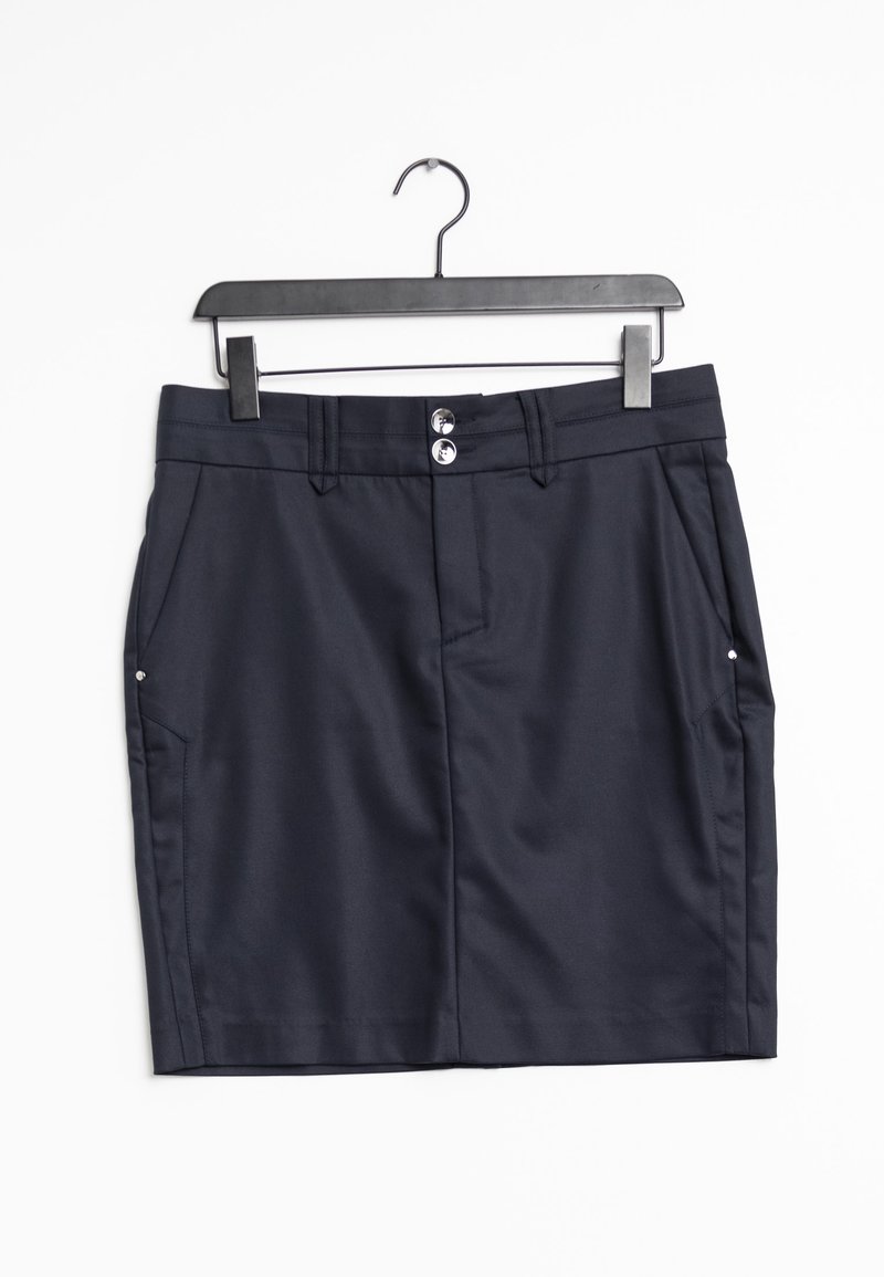 Jupe bleu marine longueur genou avec poches avant, passants de ceinture et deux boutons devant, suspendue sur un cintre en plastique noir sur fond blanc.