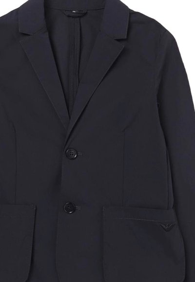 Blazer navy realizzato in tessuto liscio, con rever a rotondo, due tasche anteriori e due bottoni sul davanti. Logo discreto sulla tasca.