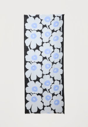 Zwart rechthoekig textiel met een herhalend patroon van grote witte bloemen met lichtblauwe hartjes.