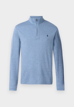 Lichtblauwe pullover met lange mouwen en een halve ritssluiting, gemaakt van zachte, gestructureerde stof; heeft een klein geborduurd logo op de borst.